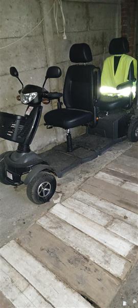 Grote foto duo scootmobiel fietsen en brommers scooters