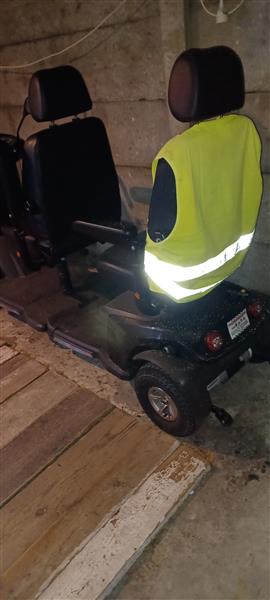 Grote foto duo scootmobiel fietsen en brommers scooters