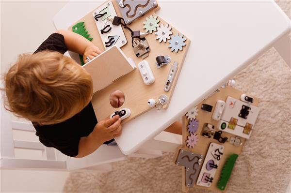 Grote foto sensorisch busy bord huisje activiteitenbord mintgroen blauw kinderen en baby overige