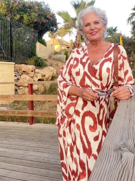 Grote foto jeugdige dame van 58 zoekt jeugdige man contacten en berichten vrouw zoekt man