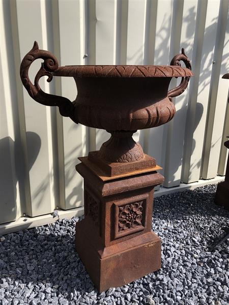 Grote foto gietijzeren vaas op gietijzeren zuil zwaar en robuust. tuin en terras overige tuin en terras