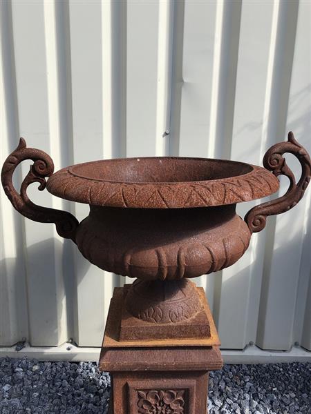 Grote foto gietijzeren vaas op gietijzeren zuil zwaar en robuust. tuin en terras overige tuin en terras