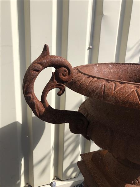 Grote foto gietijzeren vaas op gietijzeren zuil zwaar en robuust. tuin en terras overige tuin en terras