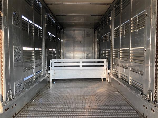 Grote foto aanhangwagen voor dierentransport levend vee agrarisch veehouderij