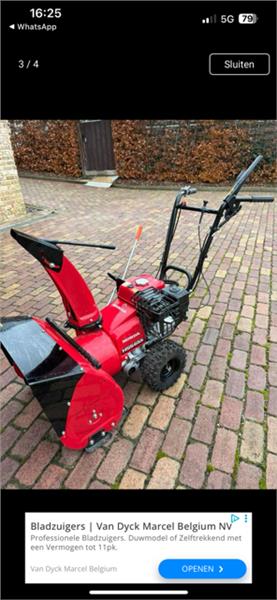 Grote foto sneeuwruimer sneeuwblazer sneeuwveger tuin en terras tuingereedschap