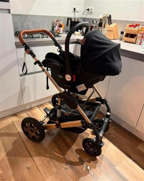 Grote foto mooie kinderwagen met maxicosi kinderen en baby kinderwagens