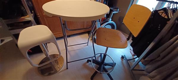 Grote foto bartafel en 2 barkrukken huis en inrichting krukken en barkrukken