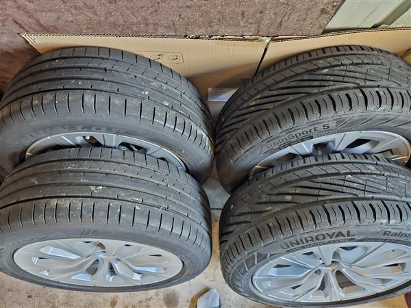 Grote foto velgen met banden auto onderdelen banden en velgen