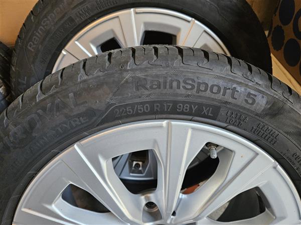 Grote foto velgen met banden auto onderdelen banden en velgen