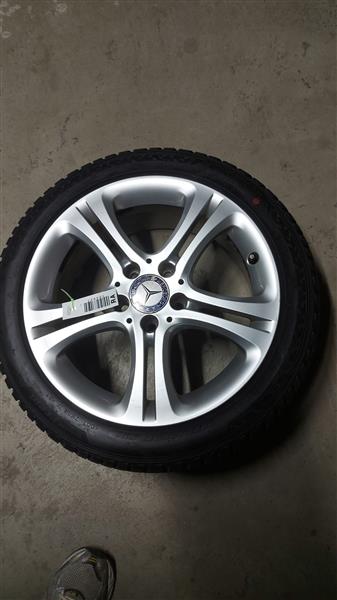 Grote foto winterbanden op velg auto onderdelen banden en velgen