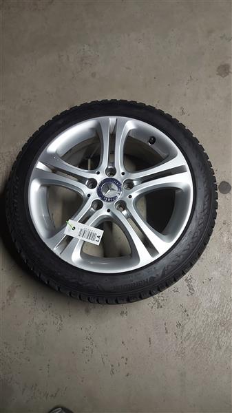 Grote foto winterbanden op velg auto onderdelen banden en velgen