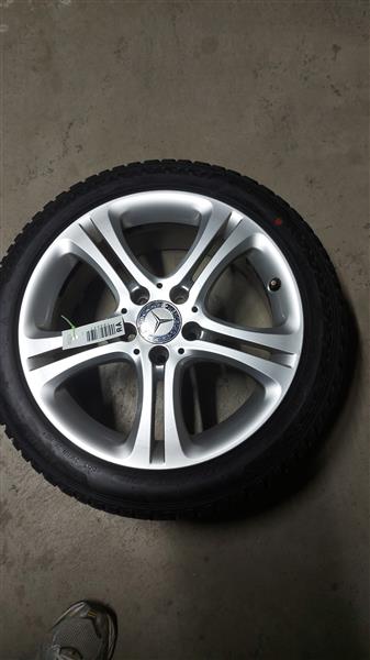 Grote foto winterbanden op velg auto onderdelen banden en velgen