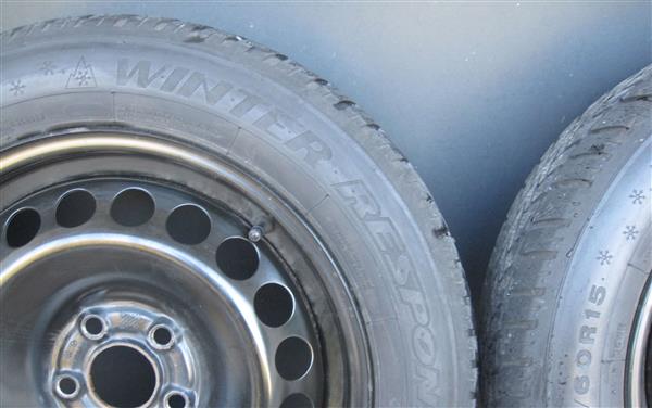 Grote foto set winterbanden op stalen velg audi a1 auto onderdelen banden en velgen