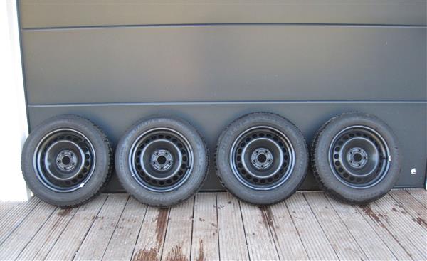 Grote foto set winterbanden op stalen velg audi a1 auto onderdelen banden en velgen