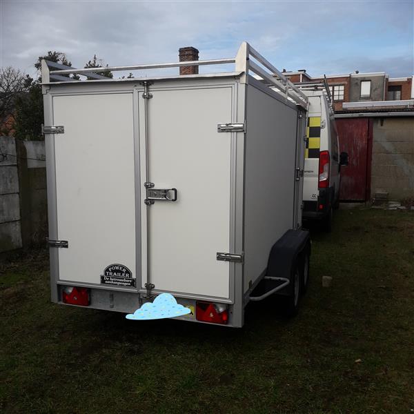 Grote foto gesloten aanhangwagen met zijdeur en dakrek auto diversen aanhangers