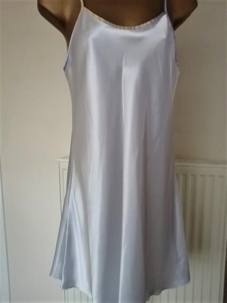 Grote foto mooi zilvergrijs satijnen nachtkleedje small kleding dames ondergoed en lingerie