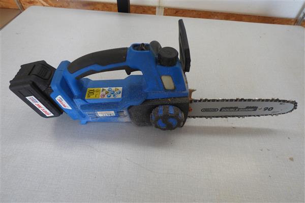 Grote foto boomzagen tuin en terras tuingereedschap