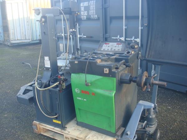 Grote foto banden de montage apparaat en balanceer machine auto diversen gereedschap