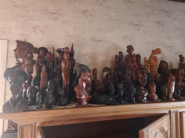 Grote foto unieke verzamelcollectie met 70 houten beelden antiek en kunst beelden houtsnijwerken