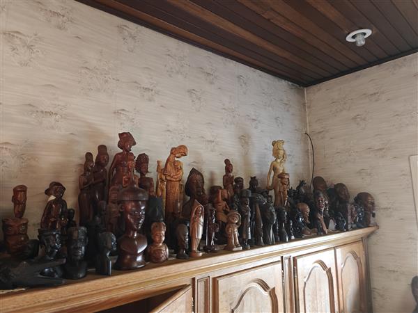 Grote foto unieke verzamelcollectie met 70 houten beelden antiek en kunst beelden houtsnijwerken