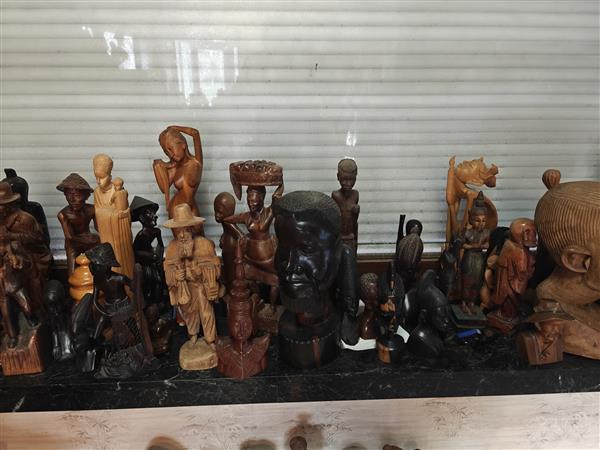 Grote foto unieke verzamelcollectie met 70 houten beelden antiek en kunst beelden houtsnijwerken