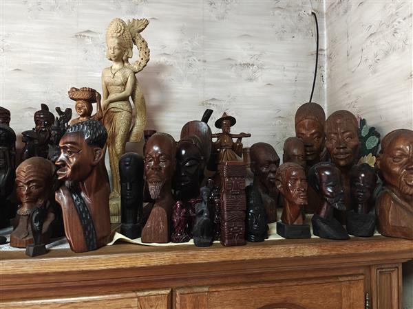 Grote foto unieke verzamelcollectie met 70 houten beelden antiek en kunst beelden houtsnijwerken