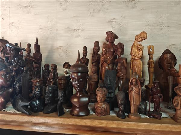 Grote foto unieke verzamelcollectie met 70 houten beelden antiek en kunst beelden houtsnijwerken