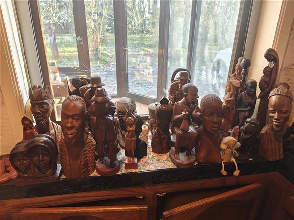 Grote foto unieke verzamelcollectie met 70 houten beelden antiek en kunst beelden houtsnijwerken