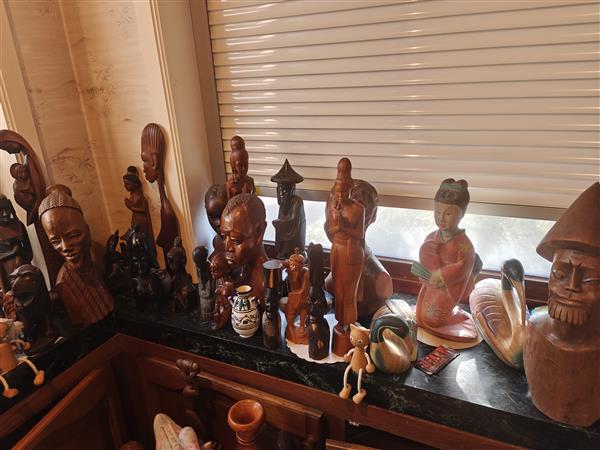 Grote foto unieke verzamelcollectie met 70 houten beelden antiek en kunst beelden houtsnijwerken