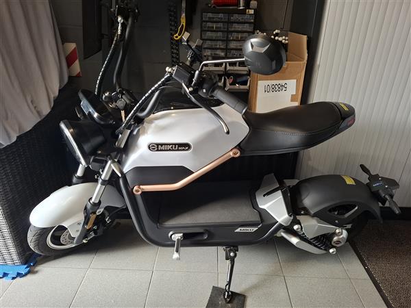 Grote foto miku max e scooter 45km uur fietsen en brommers overige merken
