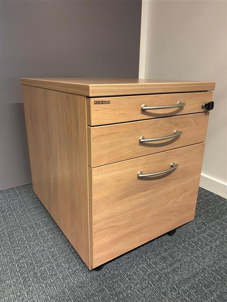 Grote foto office small cabinets three units are availible huis en inrichting bureaustoelen