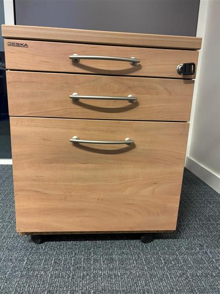 Grote foto office small cabinets three units are availible huis en inrichting bureaustoelen