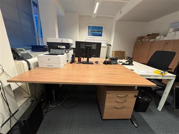 Grote foto office desks two units are availible huis en inrichting bijzettafels