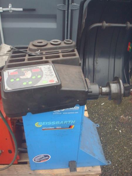 Grote foto banden de montage apparaat en balanceer auto diversen gereedschap