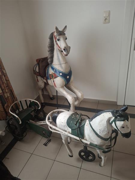 Grote foto 2x houren carousel paarden en 1x metaal paard antiek en kunst decoraties