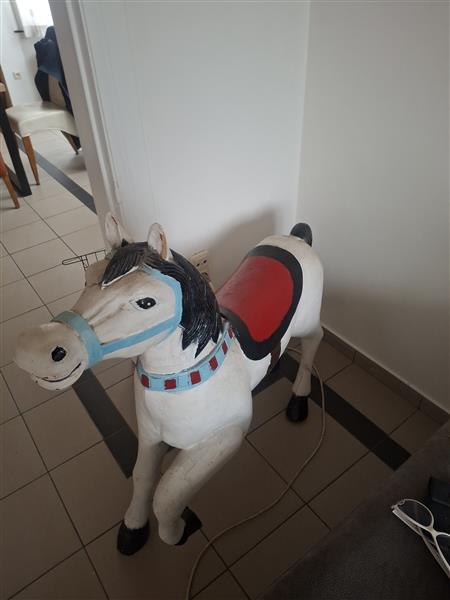 Grote foto 2x houren carousel paarden en 1x metaal paard antiek en kunst decoraties
