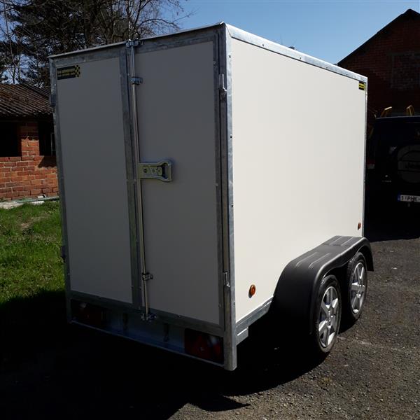 Grote foto gesloten aanhangwagen met alu velg auto diversen aanhangers