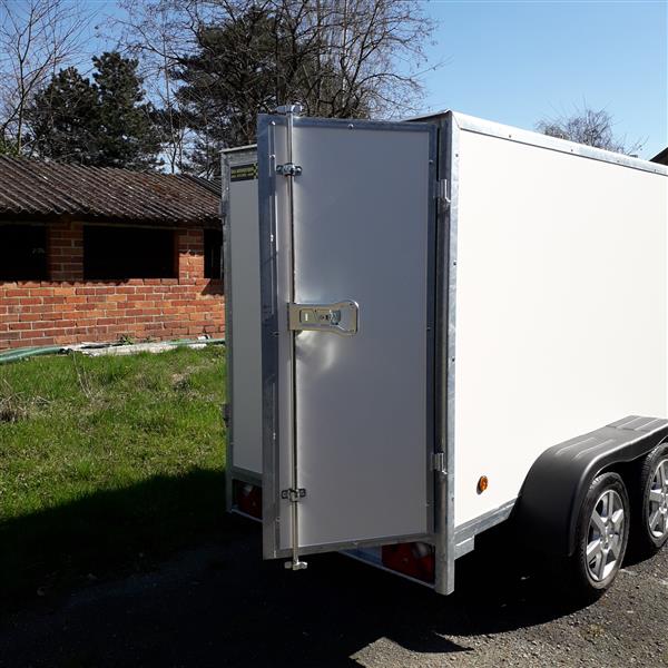 Grote foto gesloten aanhangwagen met alu velg auto diversen aanhangers