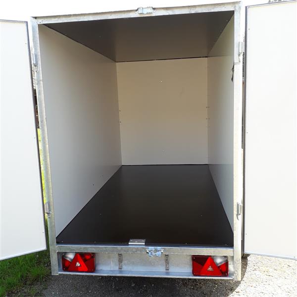 Grote foto gesloten aanhangwagen met alu velg auto diversen aanhangers