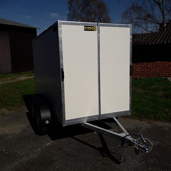 Grote foto gesloten aanhangwagen met alu velg auto diversen aanhangers