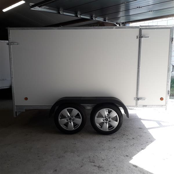 Grote foto gesloten aanhangwagen met valdeur en alu velg auto diversen aanhangers