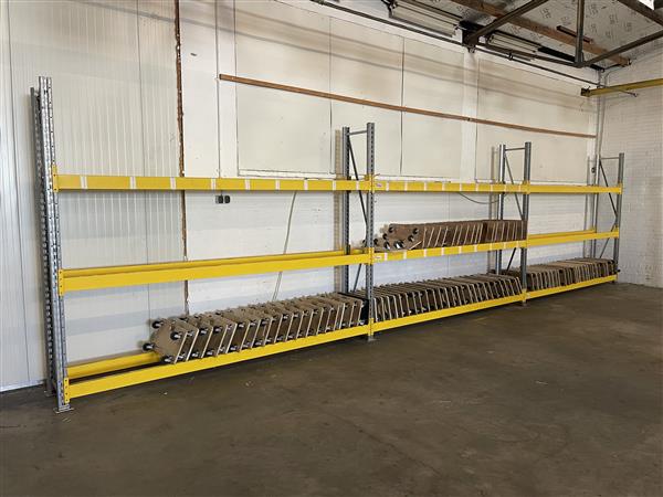 Grote foto bandenrek bandenstelling bandenopslag auto diversen gereedschap