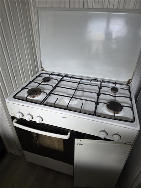 Grote foto gasfornuis met oven. witgoed en apparatuur fornuizen