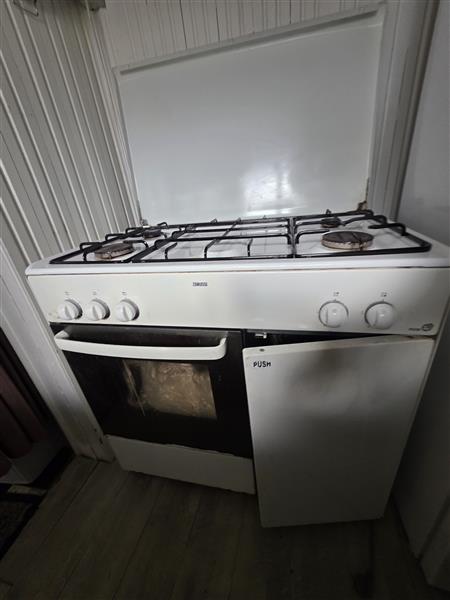 Grote foto gasfornuis met oven. witgoed en apparatuur fornuizen