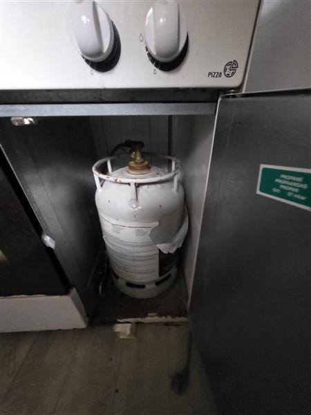 Grote foto gasfornuis met oven. witgoed en apparatuur fornuizen