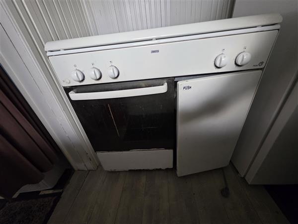 Grote foto gasfornuis met oven. witgoed en apparatuur fornuizen