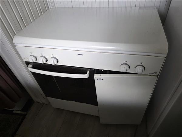 Grote foto gasfornuis met oven. witgoed en apparatuur fornuizen