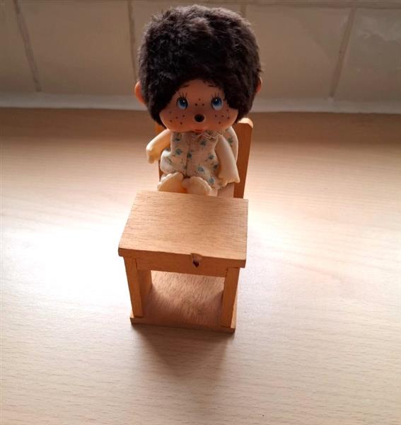 Grote foto vintage monchhichi op houten schoolbank 1976 verzamelen beren