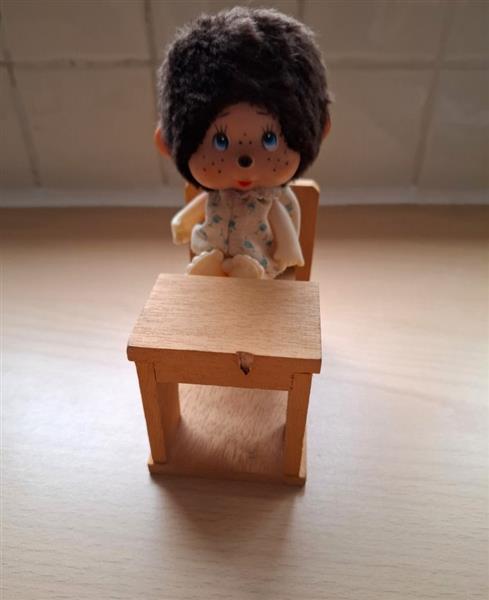 Grote foto vintage monchhichi op houten schoolbank 1976 verzamelen beren