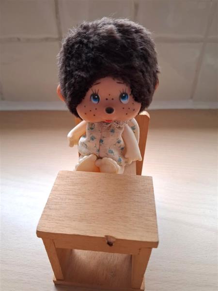 Grote foto vintage monchhichi op houten schoolbank 1976 verzamelen beren